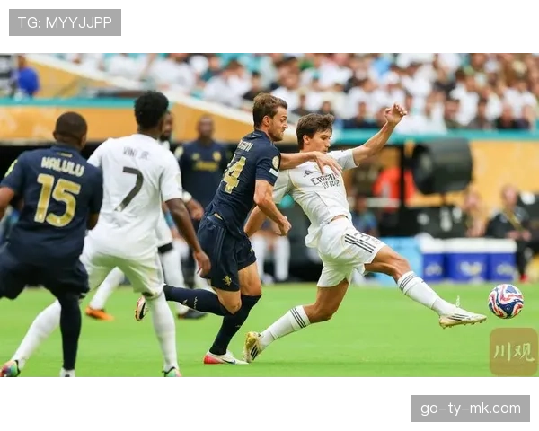 马德里举办社区青少年射门挑战赛，前皇马球星现场指导